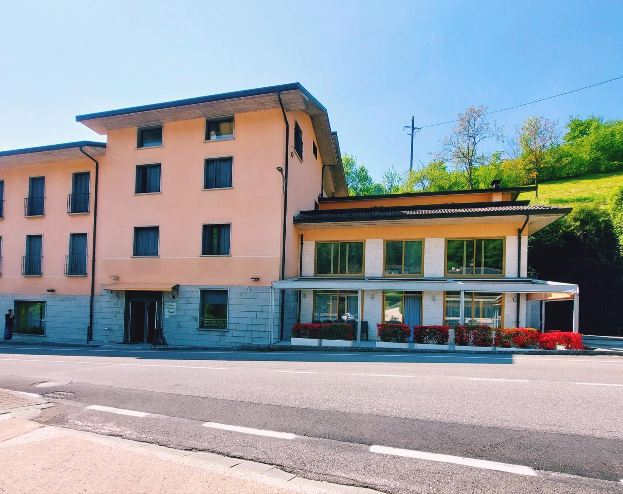 Albergo Ristorante Bigiu Sant'Omobono Imagna Exteriör bild